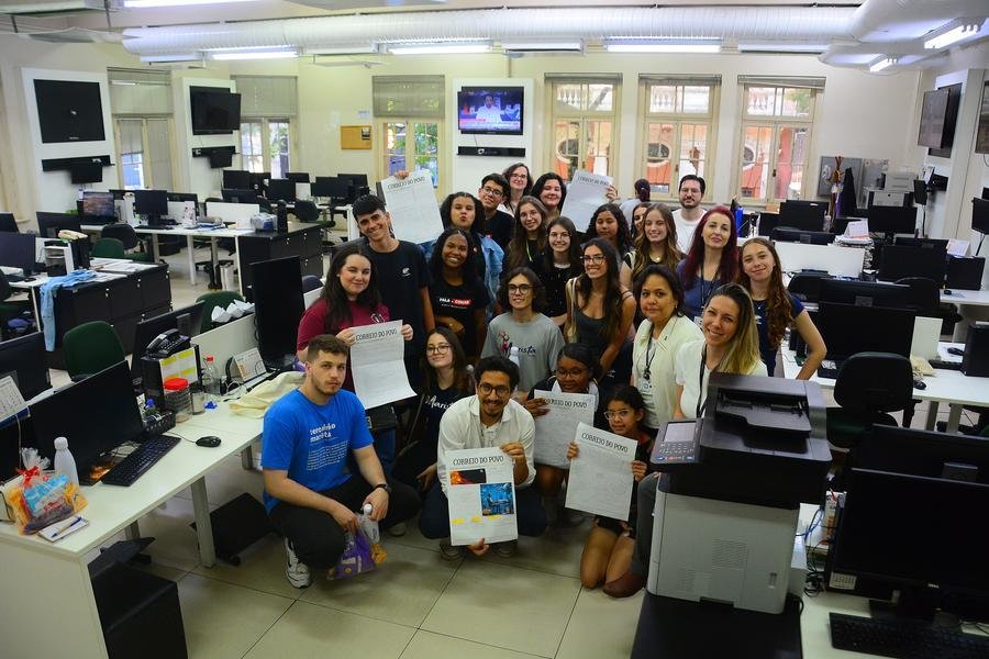 Alunos foram recebidos pelos jornalistas do Correio do Povo na reda&ccedil;&atilde;o do jornal