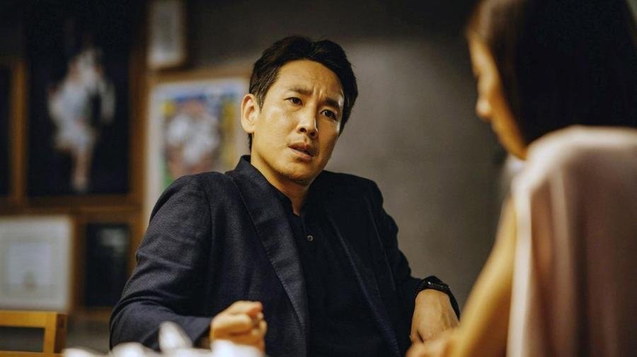 Lee Sun-kyun em cena do filme 'Parasita'