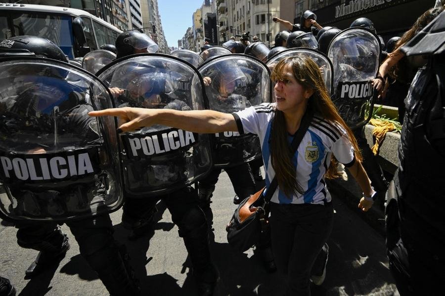 Principal central sindical argentina e organiza&ccedil;&otilde;es sociais protestam em Buenos Aires