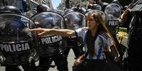 Principal central sindical argentina e organizações sociais protestam em Buenos Aires