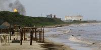 Praia da região de Carabobo, na Venezuela, afetada por vazamento da PDVSA