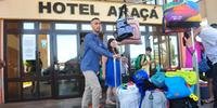 Veranistas chegando com malas para celebrar o final de ano hospedados no Hotel Araçá, em Capão da Canoa