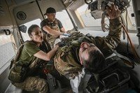 Guerra na Ucrânia prosseguiu durante todo o ano de 2023. Na foto, paramédicos militares ucranianos evacuam um militar ferido perto de Bakhmut, em 23 de março.