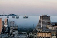 Nevoeiro encobre prédios na área central de Porto Alegre no  mês de julho.