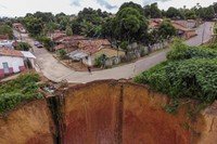 Vista aérea, em 21 de abril, de Buriticupu, no Maranhão. A cidade de 70 mil  habitantes sofre com a erosão que avança e engole pedaços da cidade.