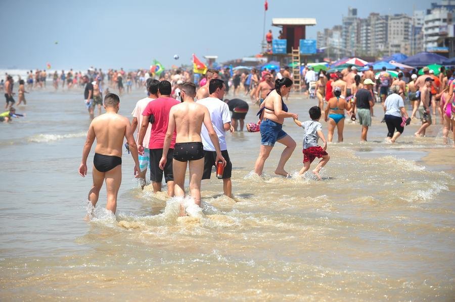 Momentos de ondas fortes no mar em ressaca causaram correria de banhistas na beira da praia de Cap&atilde;o da Canoa