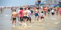 Momentos de ondas fortes no mar em ressaca causaram correria de banhistas na beira da praia de Capão da Canoa