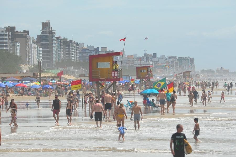 Em Xangri-l&aacute;, banhistas e surfistas aproveitaram a &uacute;ltima manh&atilde; de tempo firme do ano na beira da praia
