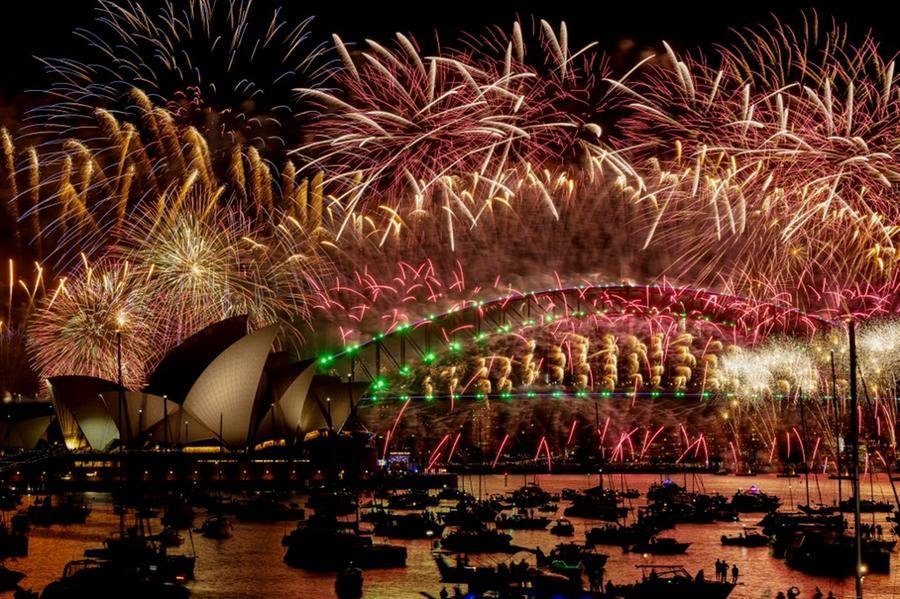 Em Sidney, mais de um milh&atilde;o de pessoas lotaram as margens do porto para admirar um espet&aacute;culo de oito toneladas de fogos de artif&iacute;cios