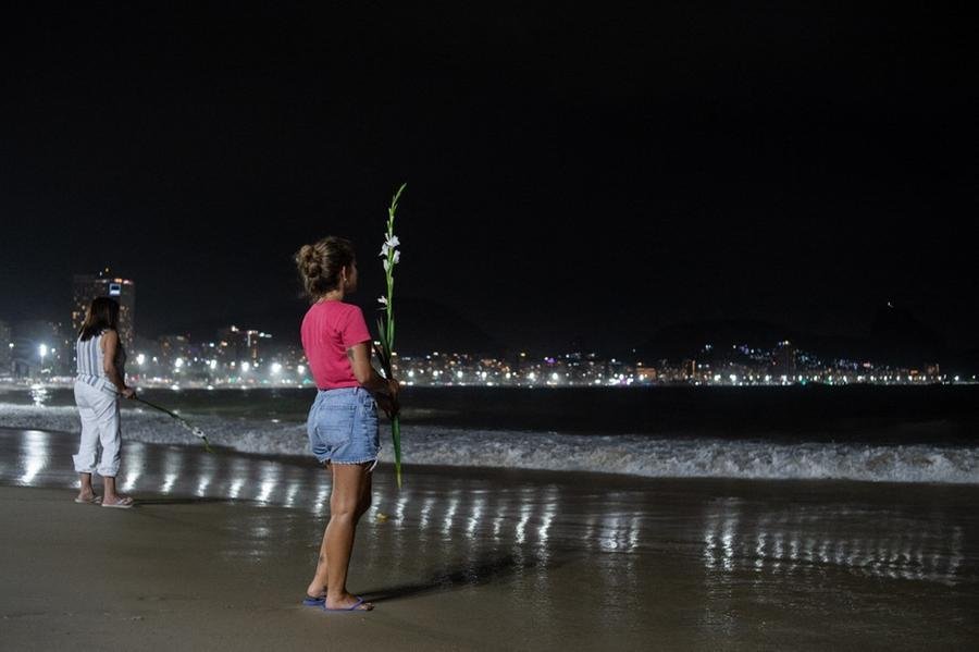 Cariocas aguardam a virada em frente ao mar