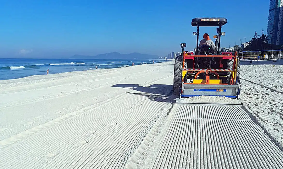 Garis conclu&iacute;ram tamb&eacute;m a tarefa de peneirar a areia da praia, em frente ao palco de Copacabana