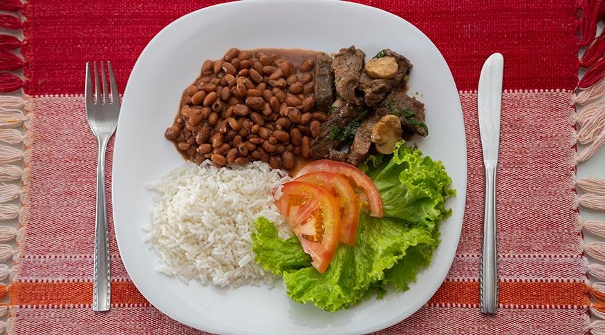 Arroz tem apenas uma colheita no Brasil, enquanto o feij&atilde;o &eacute; cultivado no Brasil em tr&ecirc;s safras