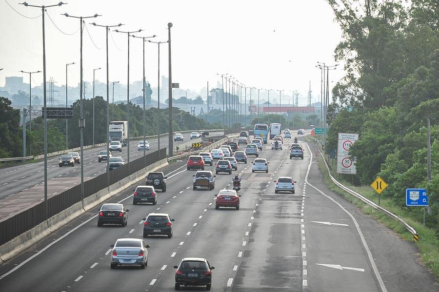 Movimento na freeway no primeiro dia de 2024