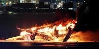 Avião com mais de 360 pessoas a bordo pega fogo no Japão