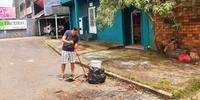 Moradores da zona Norte de Porto Alegre limpam as calçadas após temporal