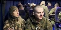 Prisioneiros de guerra russos dentro de um ônibus na fronteira russo-ucraniana, na região de Belgorod, após troca