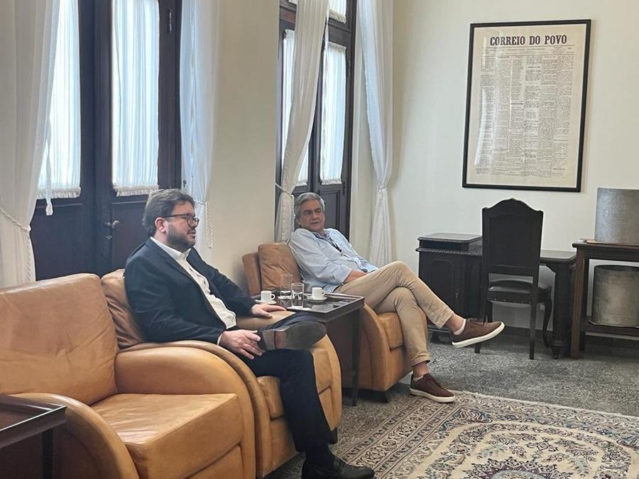 Eduardo Neubarth Trindade (E), busca aproximar Cremers da sociedade ga&uacute;cha
