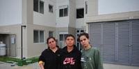 Adryan com a mãe (E) e a irmã (D), conta como ajudou vizinhos e um bombeiro após explosão em condomínio na Zona Norte de Porto Alegre