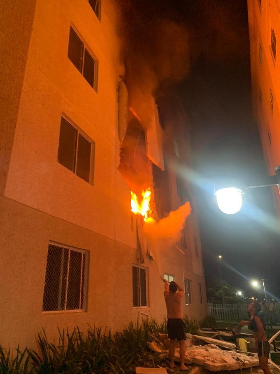 Acidente na madrugada desta quinta-feira gerou um inc&ecirc;ndio em um apartamento, na Zona Norte