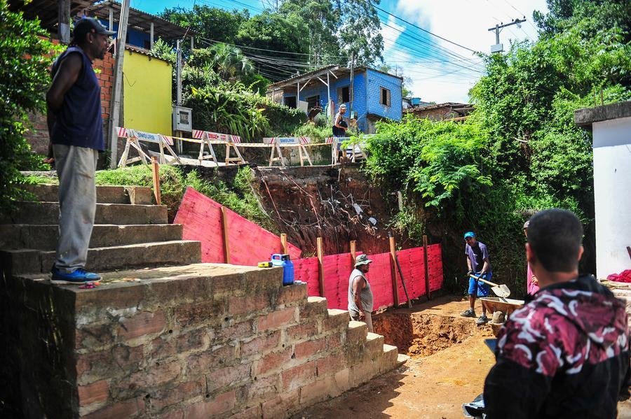 Trabalhadores iniciaram a escava&ccedil;&atilde;o no local em que muro ser&aacute; erguido