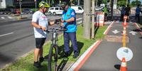 EPTC realiza blitz educativa para ciclistas após a reabertura de trecho da ciclovia da avenida Ipiranga