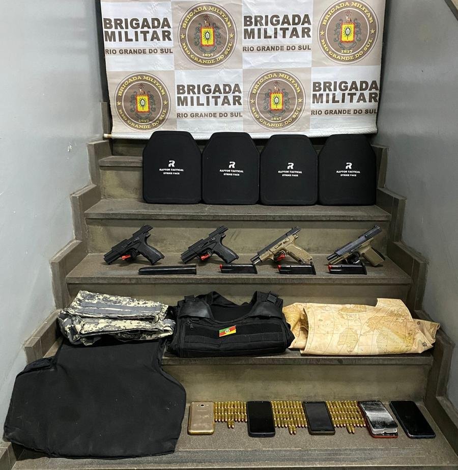 Armas, muni&ccedil;&atilde;o, coletes bal&iacute;sticos e um ve&iacute;culo roubado foram apreendidos