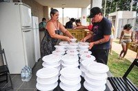 Moradores do condomínio receberam doações de 200 marmitas