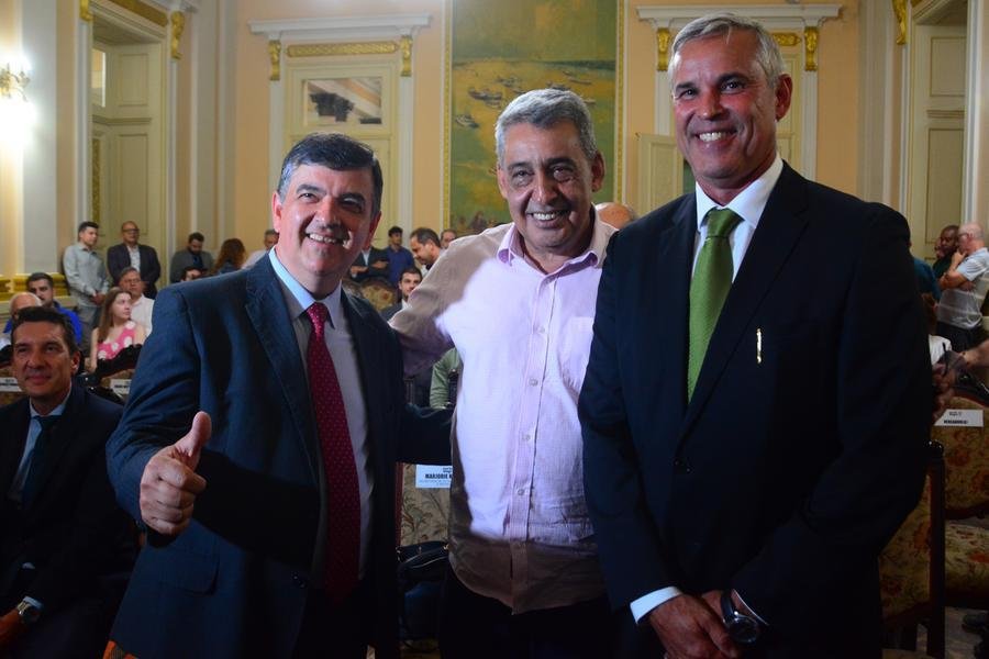 Com a sa&iacute;da de Pinheiro (D), Jos&eacute; Freitas (E) assumiu a presid&ecirc;ncia da C&acirc;mara de Porto Alegre