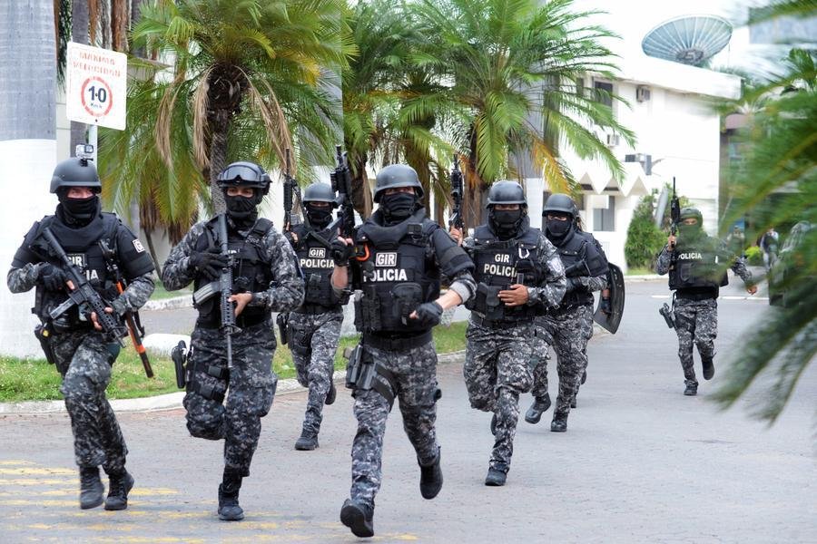 Ao menos quatro policiais est&atilde;o em poder de criminosos e um est&aacute; desaparecido nas cidades de Quito e Quevedo