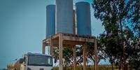 A Prefeitura usa caminhão para entregar água no interior, no  assentamento Santo Antônio e no acampamento do MST