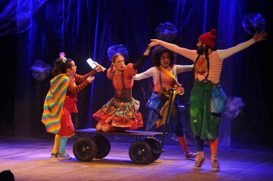 Nos dias 30 e 31 de janeiro, acontece o espet&aacute;culo "Adivinha o que &eacute;?" no Teatro Carlos Carvalho da Casa de Cultura Mario Quintana