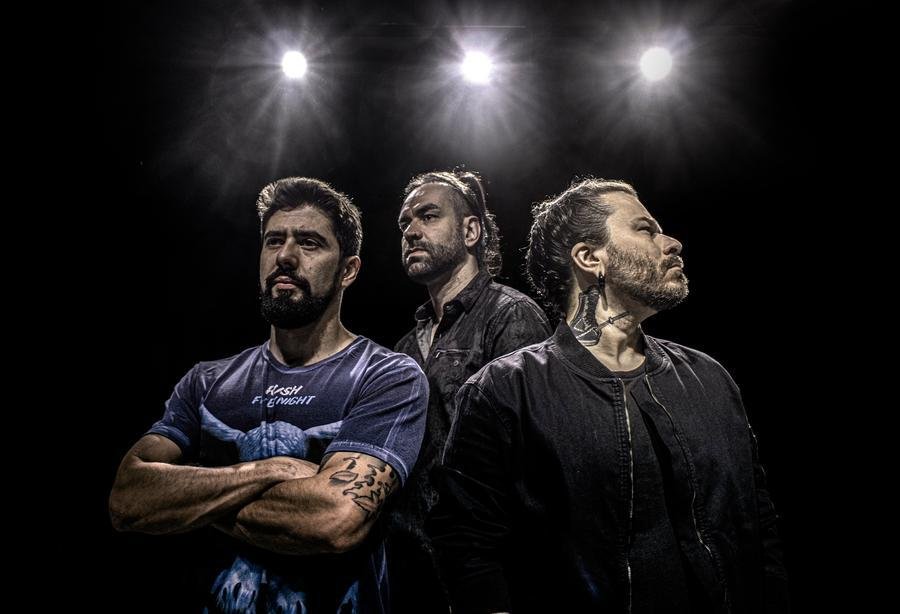 Banda ga&uacute;cha Atomic Elephant mostra seu groove na abertura para show do Apocalytica