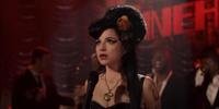 Marisa Abela em cena do trailer de filme sobre Amy Winehouse