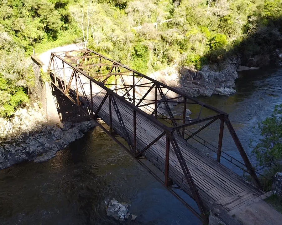 A ponte que liga as duas cidades tem mais de  80 anos e teve a estrutura danificada em fun&ccedil;&atilde;o das chuvas