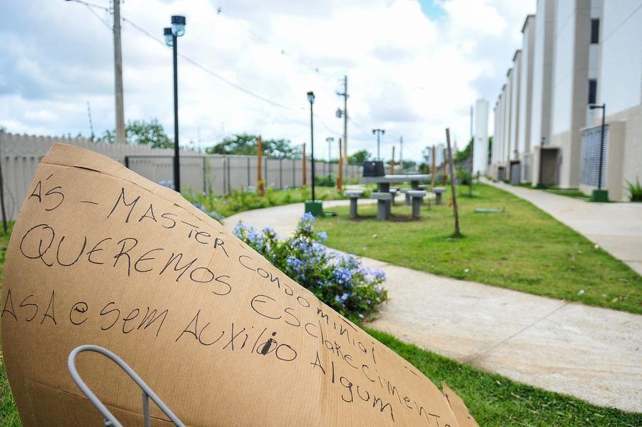 Moradores do Condom&iacute;nio Alto S&atilde;o Francisco confeccionaram cartazes pedindo solu&ccedil;&atilde;o para o caso
