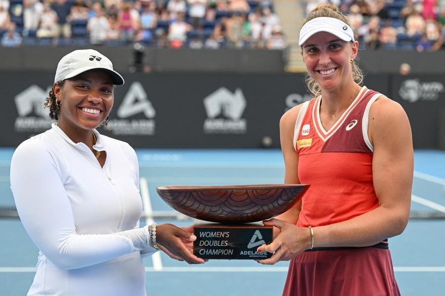 Taylor Townsend (E) e Bia Haddad (D) com o trof&eacute;u da competi&ccedil;&atilde;o
