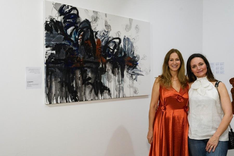 Curadora Denise Giacomoni (E) e a artista Lu Gaudenzi e sua obra na mostra Babel