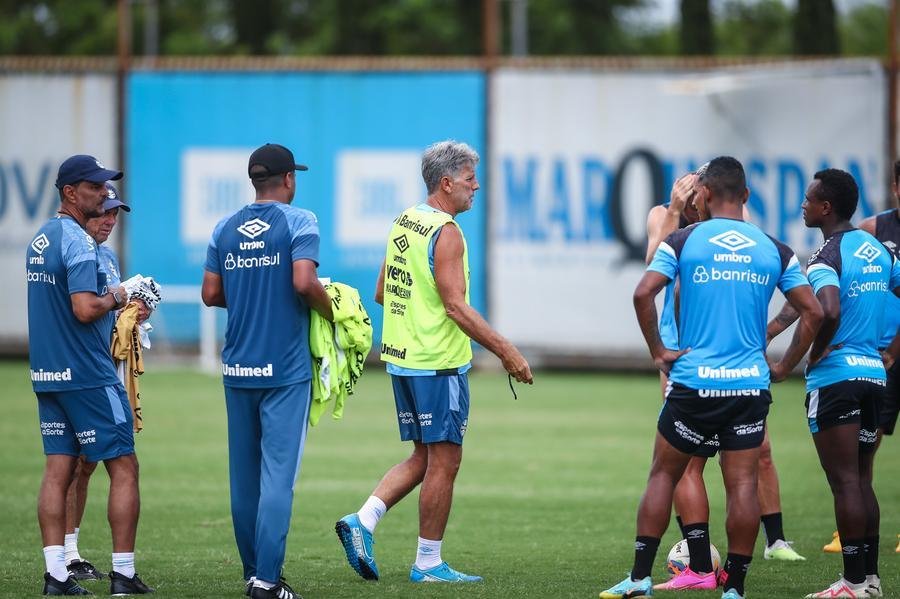Gr&ecirc;mio trabalha posse de bola e movimenta&ccedil;&atilde;o