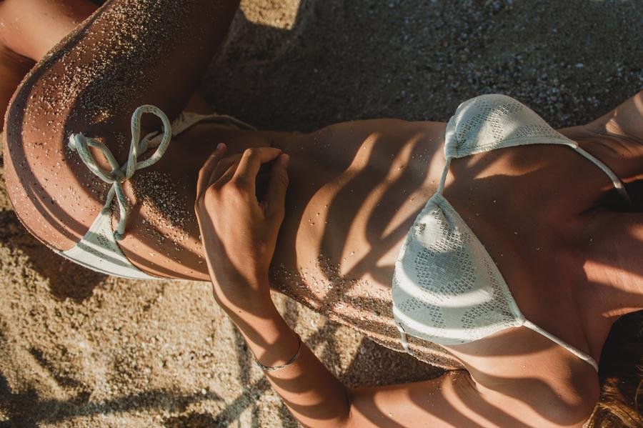 Moda praia abra&ccedil;a a simplicidade neste ano, com biqu&iacute;nis mais simples, lisos e neutros