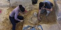 Trabalhadores se depararam com ossos humanos e fragmentos de objetos de cerâmica
