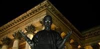 Uma grande estátua representando Scott Ramon Seguro Mescudi, também conhecido como artista americano Kid Cudi, é construída em frente ao Palais Brongniart em Paris, em 11 de janeiro de 2024