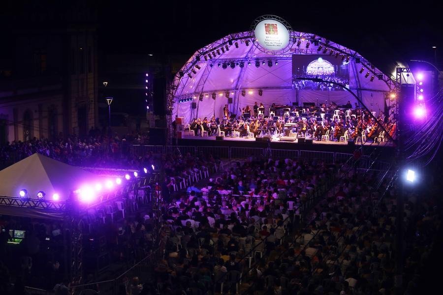 As atividades, que seguem at&eacute; 26 de janeiro, envolvem cursos de instrumentos, composi&ccedil;&atilde;o e canto, al&eacute;m de apresenta&ccedil;&otilde;es de recitais de professores e alunos e uma ampla programa&ccedil;&atilde;o de espet&aacute;culos gratuitos
