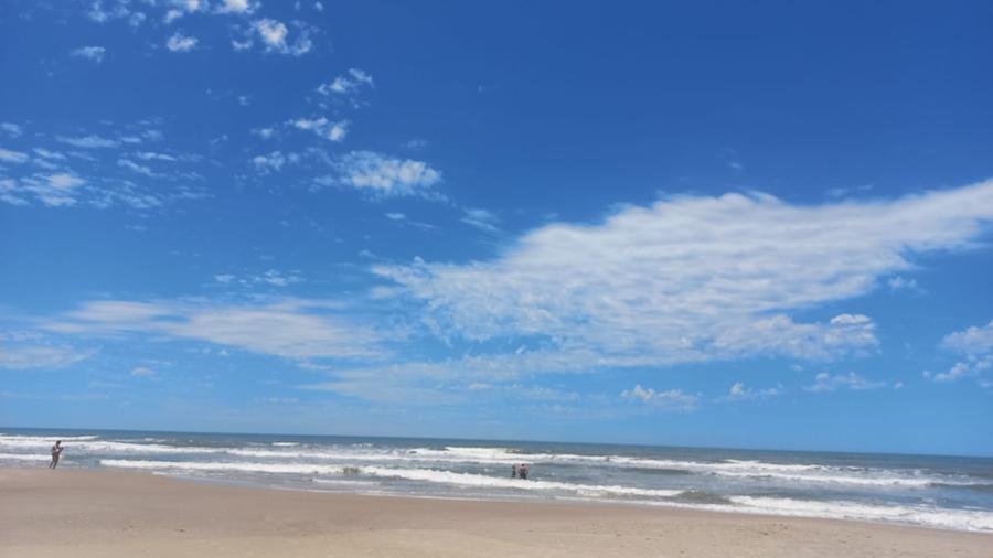Poucas nuvens e mar calmo em Cap&atilde;o da Canoa