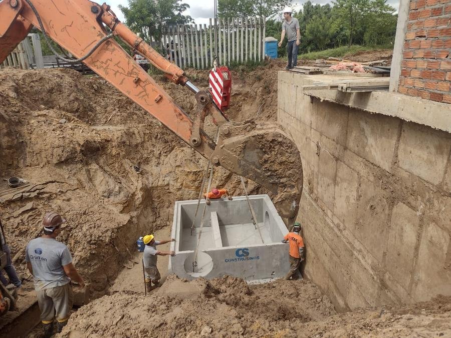 J&aacute; est&atilde;o conclu&iacute;dos 49 quil&ocirc;metros de redes coletoras de esgoto para serem interligadas aos im&oacute;veis, que depois ter&atilde;o de se conectar &agrave;s caixas de cal&ccedil;adas