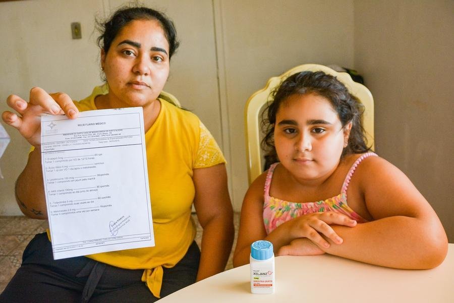 Menina portadora de artrite idiop&aacute;tica juvenil sist&ecirc;mica precisa de medicamento de alto custo para suportar as dores