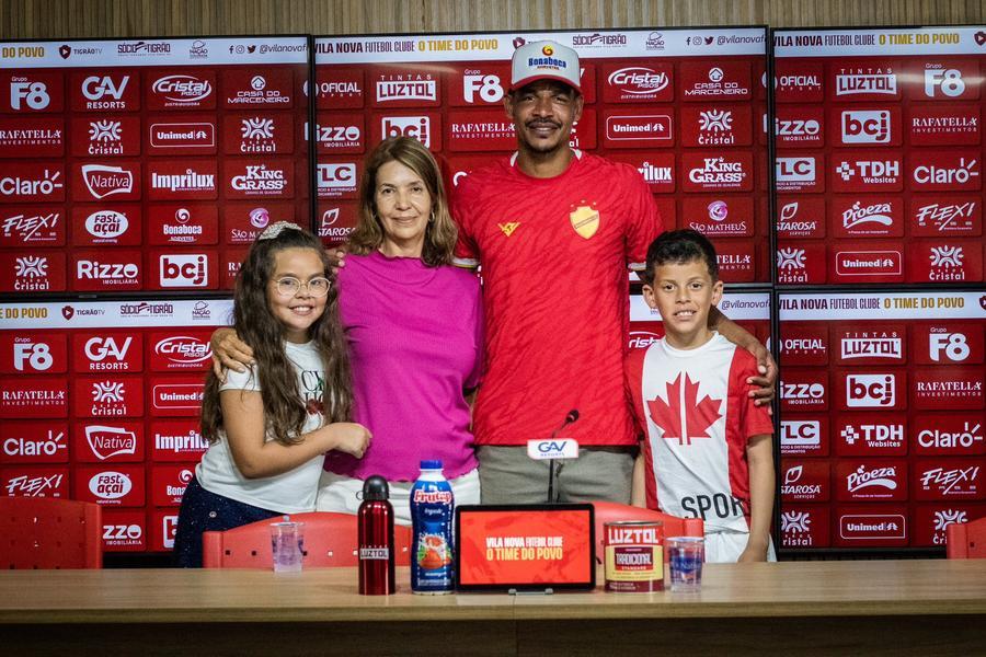Alvo do Inter, Fernando justifica retorno ao Vila Nova: "Aqui treino e vou para casa da minha m&atilde;e"