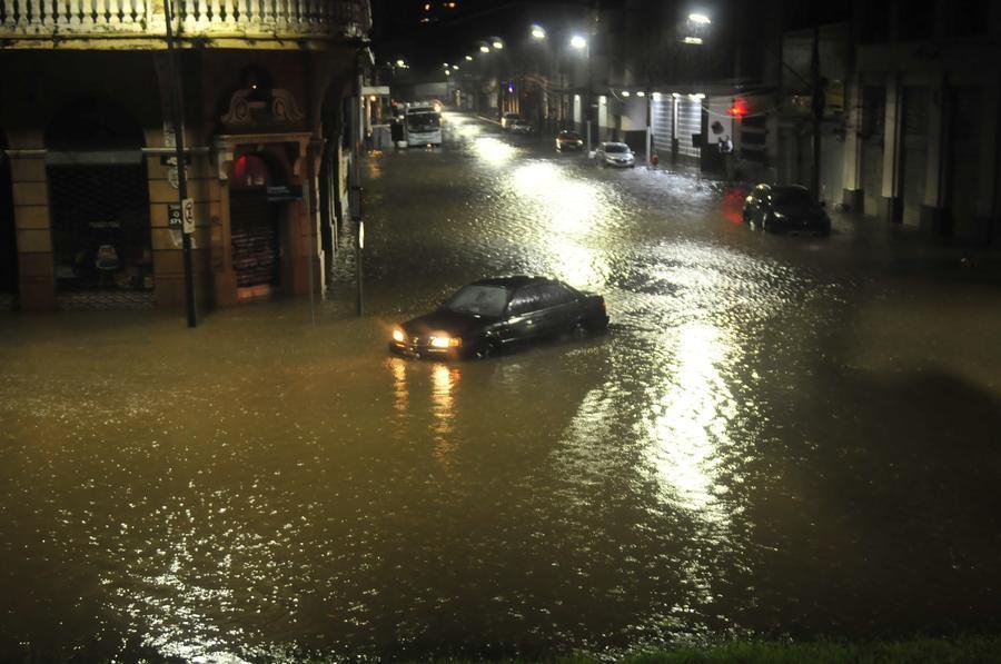 Ruas centrais da Capital ficaram alagadas