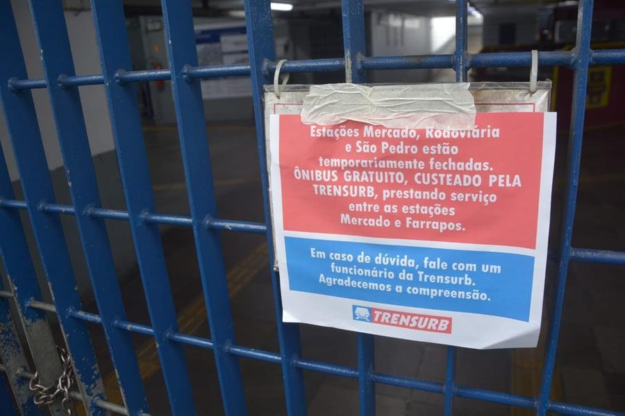 Usu&aacute;rios foram surpreendidos com aviso no port&atilde;o da esta&ccedil;&atilde;o Mercado
