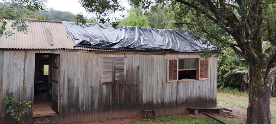 Uma das dezenas de casas afetadas pela chuva e granizo na cidade de Mata