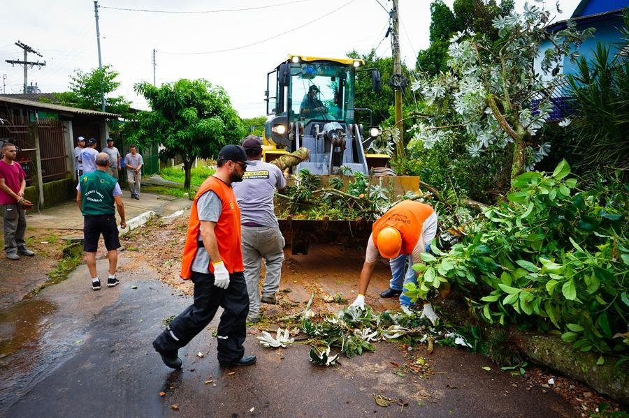 Trabalho de libera&ccedil;&atilde;o das vias come&ccedil;ou nas primeiras horas desta quarta-feira